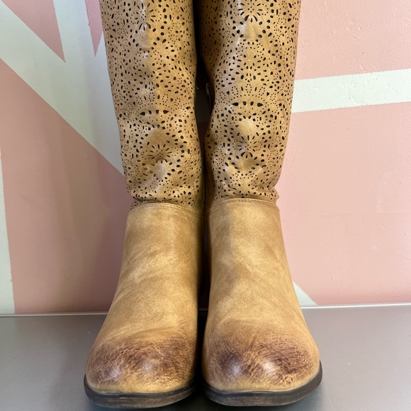 NWOT Over the knee lace up boots - Picture 4 of 14